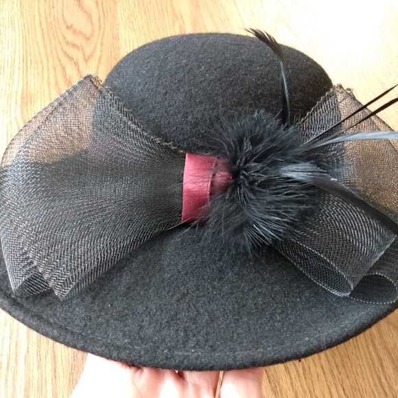Vintage Black Wool Felt Hat w Large Mesh Bow, Burgundy Ribbon & Feathers 21.25" - Picture 3 of 9